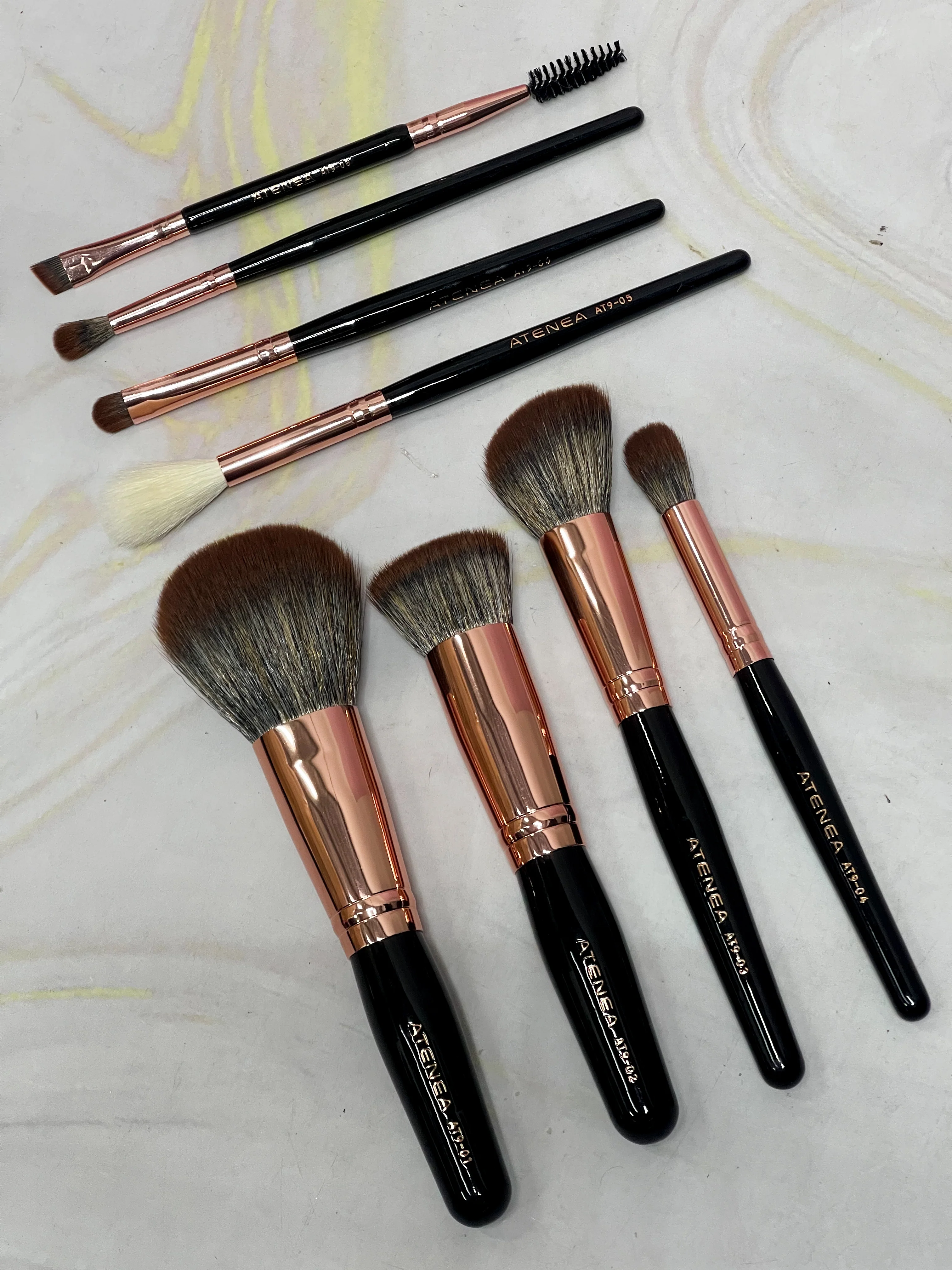 Kit de brochas Glam Rose x 8 con Cosmetiquera negra Atenea - Image 2
