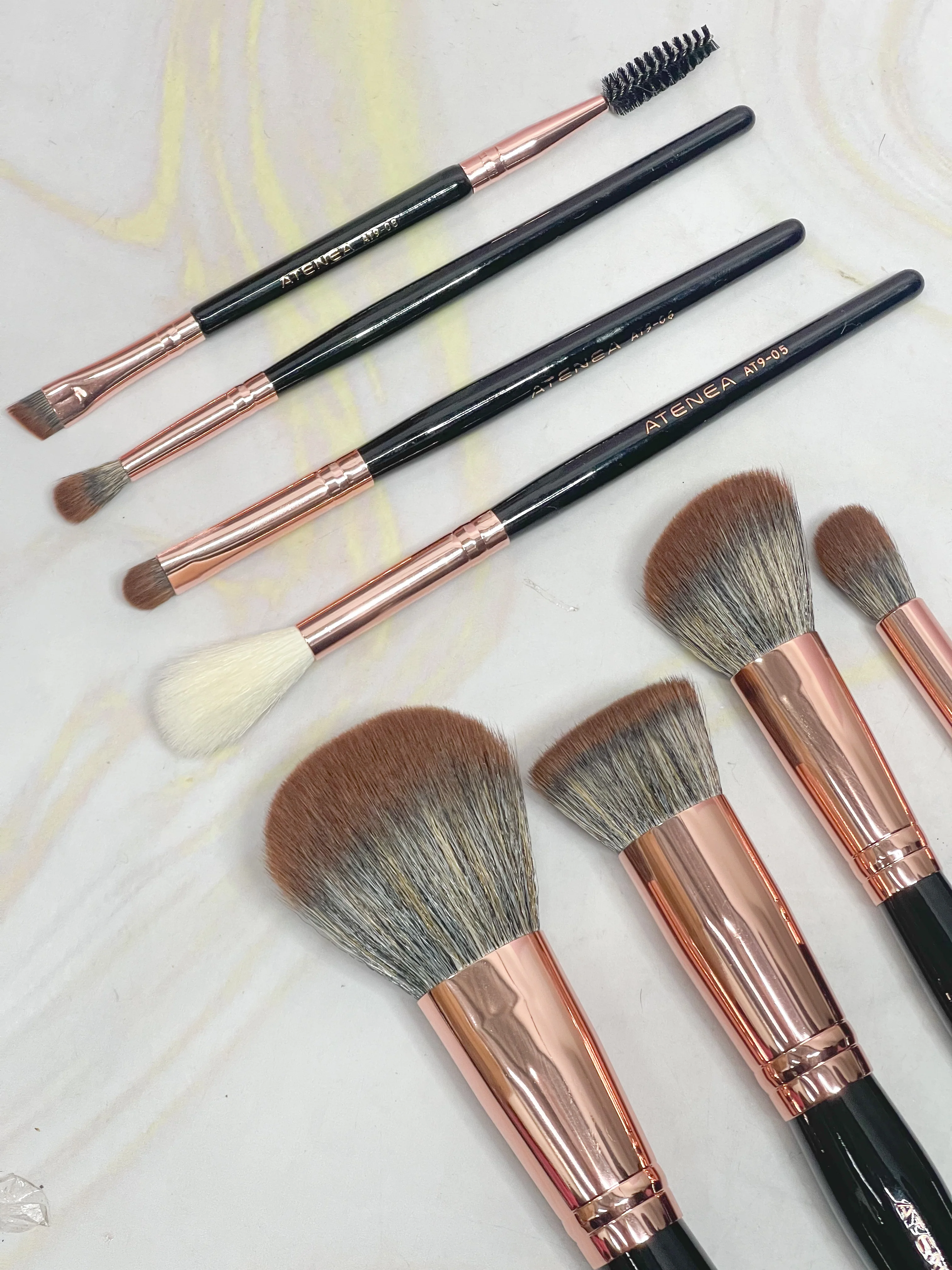 Kit de brochas Glam Rose x 8 con Cosmetiquera negra Atenea - Image 3